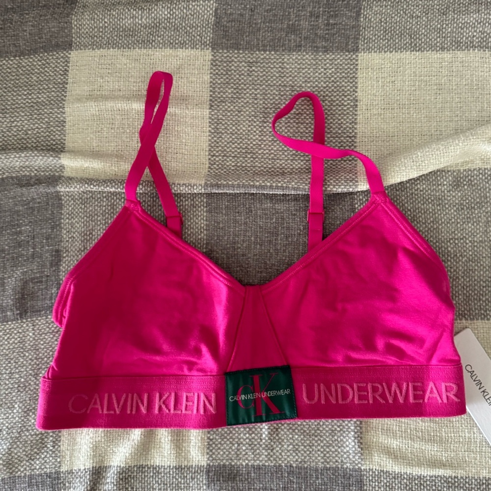 NWT• Calvin Klein •Sports Bra •Hot Pink •Medium